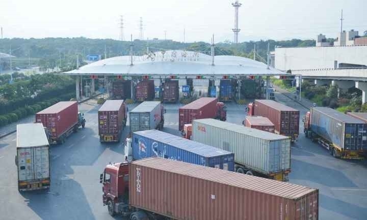 義烏海關(guān)排隊(duì)等待出關(guān)的車輛。共享聯(lián)盟·義烏 吳峰宇 攝