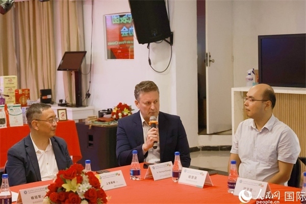 巴西中國友好協(xié)會主席恩里克·諾布雷加（中）在座談會中發(fā)言。人民網(wǎng)記者 陳海琪攝