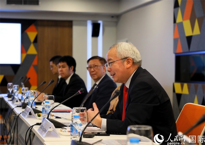 中國(guó)國(guó)際問(wèn)題研究院副院長(zhǎng)榮鷹致開幕辭。人民網(wǎng)記者 白元琪攝