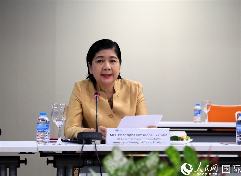 泰國(guó)外交部副次長(zhǎng)潘提帕作主旨發(fā)言。人民網(wǎng)記者 白元琪攝