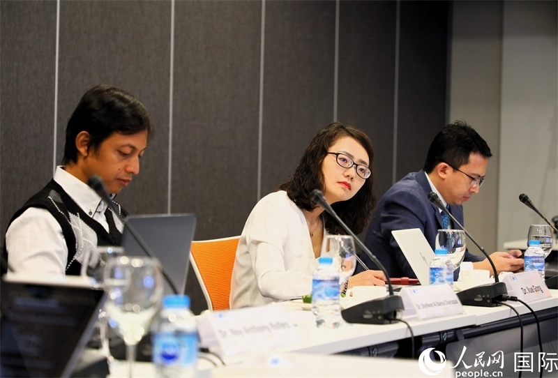 學(xué)者們專注聆聽會(huì)議內(nèi)容。人民網(wǎng)記者 白元琪攝