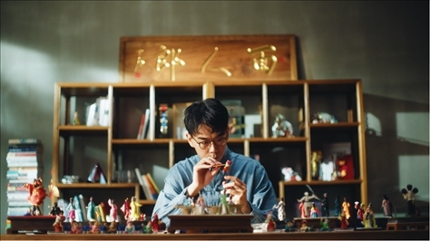 郎佳子彧通過短視頻直播，讓更多人關(guān)注并喜歡捏面人。受訪者供圖