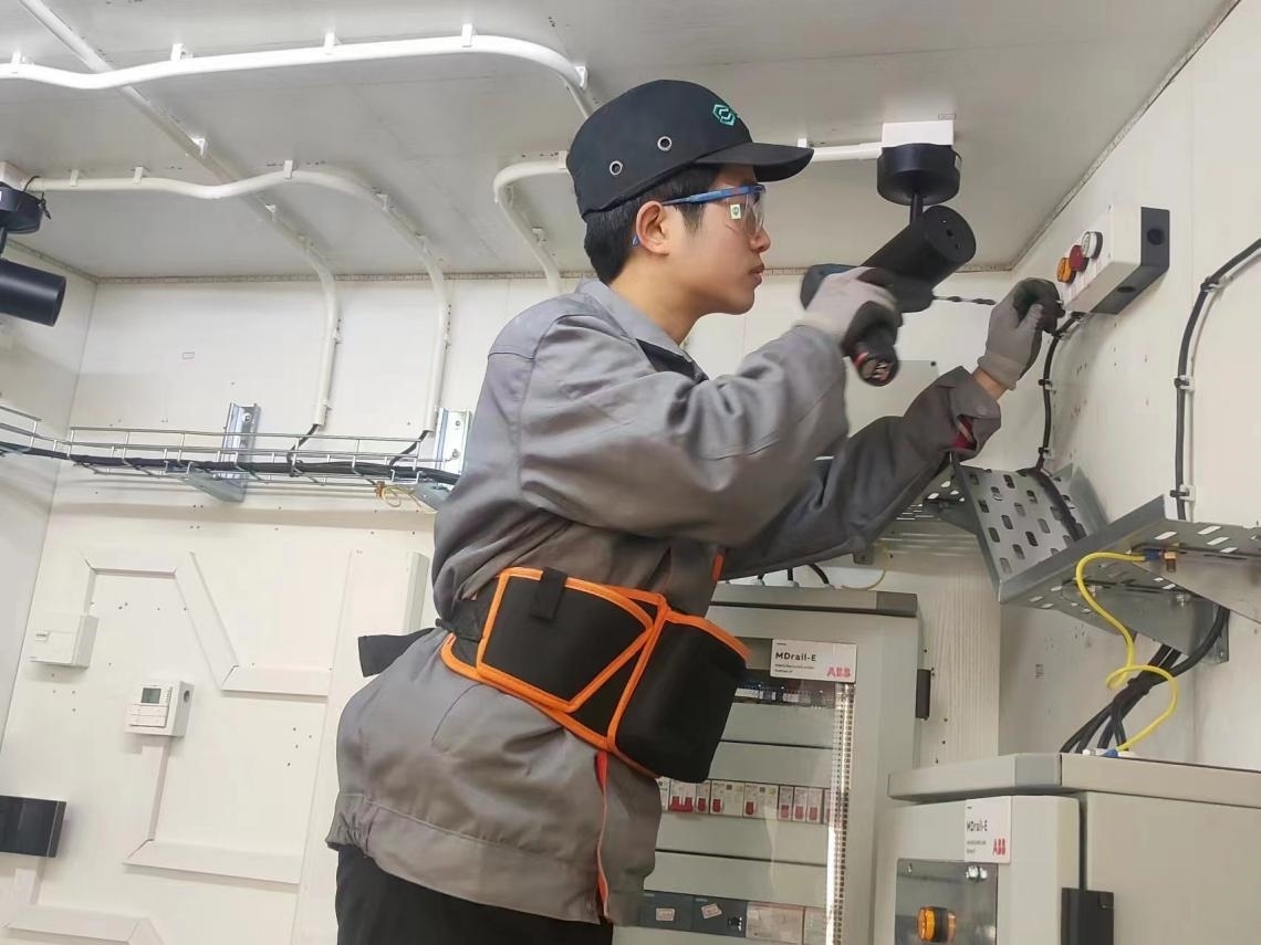 張強在安裝指示燈盒實訓(xùn)中。高磊磊 攝