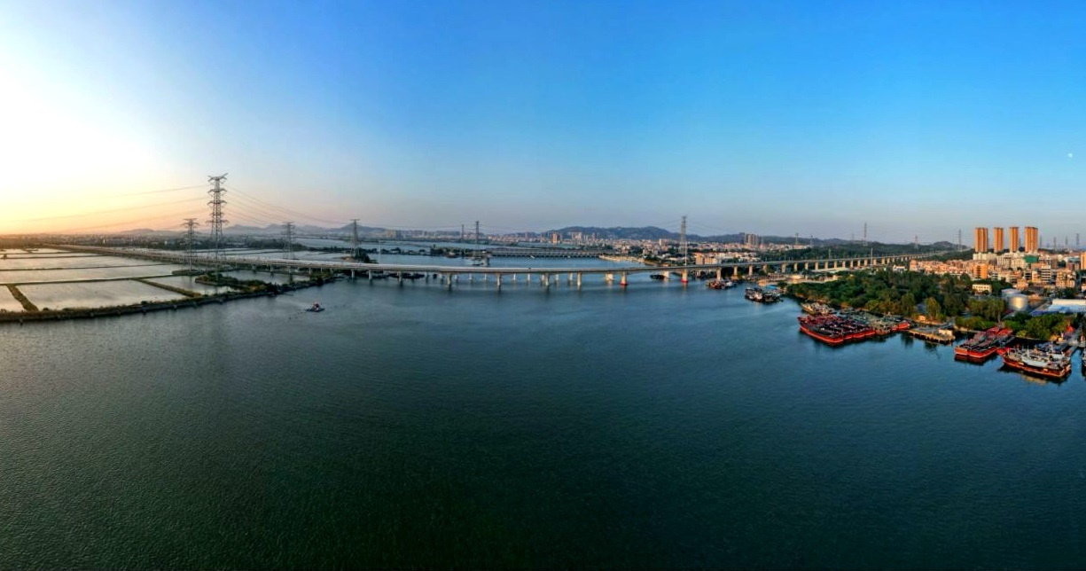 汕汕鐵路練特江大橋。國鐵集團供圖