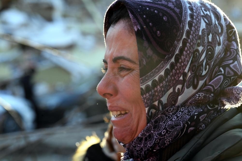 2月8日，在土耳其哈塔伊的一處地震廢墟，當(dāng)?shù)鼐用竦却H人的消息。新華社記者沙達(dá)提攝