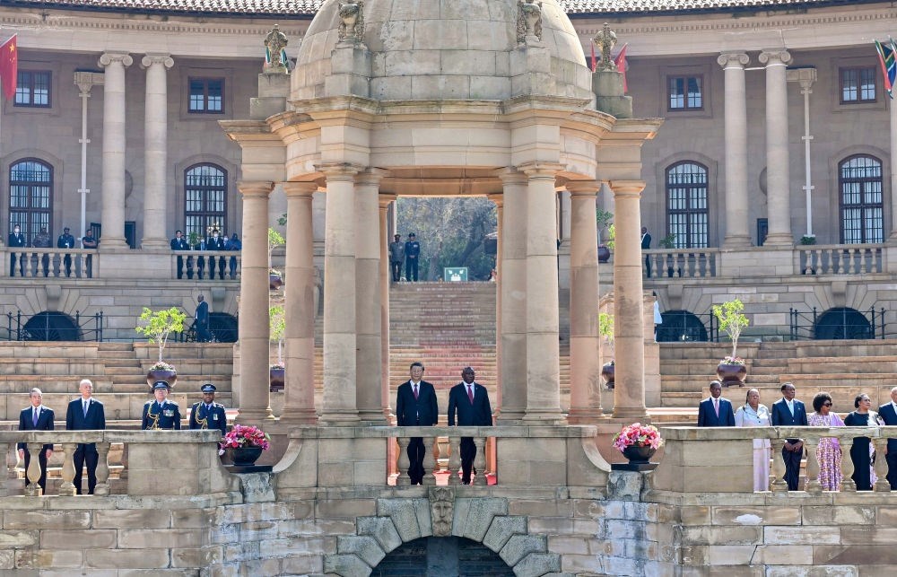 當(dāng)?shù)貢r(shí)間8月22日上午，正在南非進(jìn)行國事訪問的國家主席習(xí)近平在比勒陀利亞總統(tǒng)府同南非總統(tǒng)拉馬福薩會(huì)談。會(huì)談前，拉馬福薩在總統(tǒng)府廣場(chǎng)為習(xí)近平舉行歡迎儀式。新華社記者 殷博古 攝