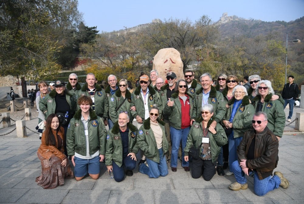 2023年10月29日，飛虎隊(duì)老兵莫耶一行人在北京八達(dá)嶺長城合影留念。當(dāng)日，美中航空遺產(chǎn)基金會(huì)訪華代表團(tuán)成員陸續(xù)抵達(dá)北京。新華社記者 任超 攝