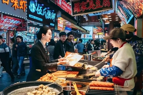 當(dāng)?shù)劂y行工作人員向個(gè)體經(jīng)營(yíng)者介紹金融服務(wù)。受訪者供圖