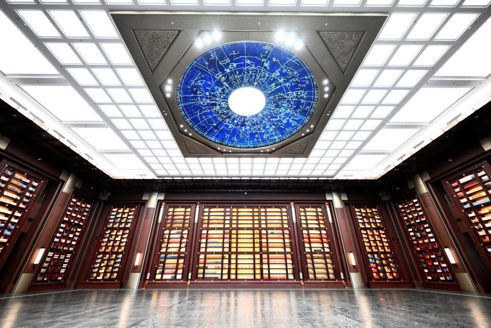 △中國(guó)國(guó)家版本館中央總館“文瀚閣”內(nèi)景。星空穹頂上是一幅宋代石刻天文圖，傳遞著“文瀚閣”的寓意：中華文明如星空般浩瀚璀璨。