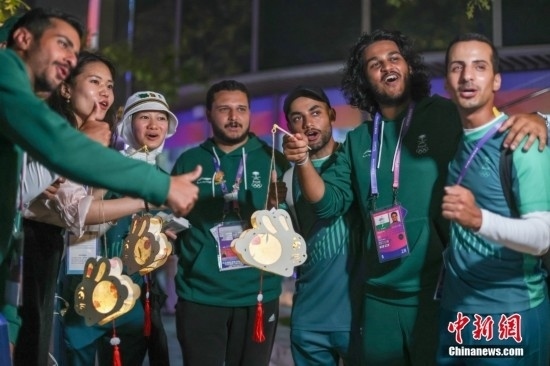 資料圖：9月29日，中國傳統(tǒng)節(jié)日中秋節(jié)，杭州亞運會運動員村舉辦中秋主題活動，中外運動員們歡聚一堂。圖為沙特阿拉伯運動員手持燈籠拍攝照片。<a target='_blank' href='/'><p align=