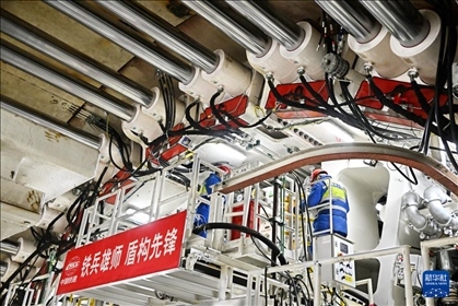 12月30日，中鐵十四局技術(shù)人員在盾構(gòu)掘進(jìn)開始前檢查“海天號(hào)”盾構(gòu)機(jī)。新華社記者 李紫恒 攝