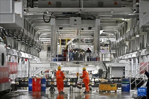 12月30日，建設(shè)者在青島膠州灣第二隧道工程南線主線隧道盾構(gòu)掘進(jìn)現(xiàn)場(chǎng)作業(yè)。新華社記者 李紫恒 攝