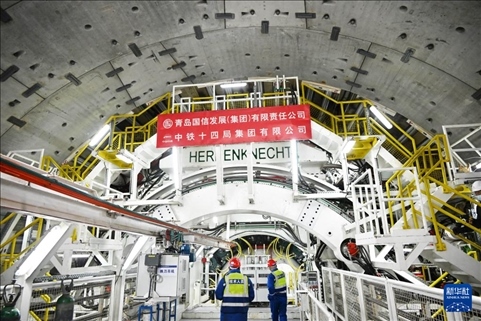 12月30日，中鐵十四局技術(shù)人員在盾構(gòu)掘進(jìn)開始前檢查“海天號(hào)”盾構(gòu)機(jī)。新華社記者 李紫恒 攝