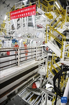 12月30日，建設(shè)者在青島膠州灣第二隧道工程南線主線隧道盾構(gòu)掘進(jìn)現(xiàn)場(chǎng)作業(yè)。新華社記者 李紫恒 攝