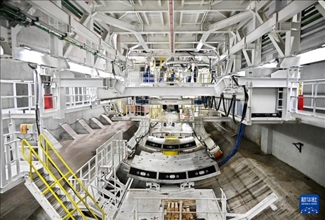 12月30日，建設(shè)者在青島膠州灣第二隧道工程南線主線隧道盾構(gòu)掘進(jìn)現(xiàn)場(chǎng)作業(yè)。新華社記者 李紫恒 攝