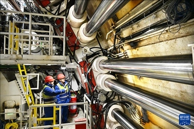 12月30日，中鐵十四局技術(shù)人員在盾構(gòu)掘進(jìn)開始前檢查“海天號(hào)”盾構(gòu)機(jī)。新華社記者 李紫恒 攝