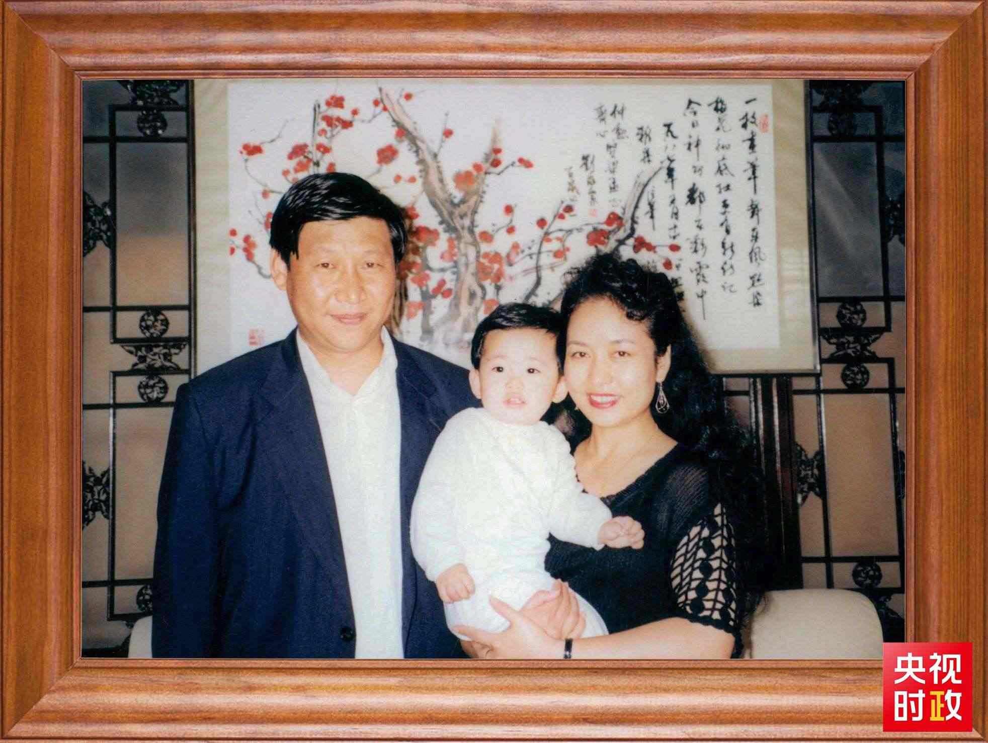 △這是習近平一家三口的合影。這張照片第一次出現(xiàn)在他的書架上。