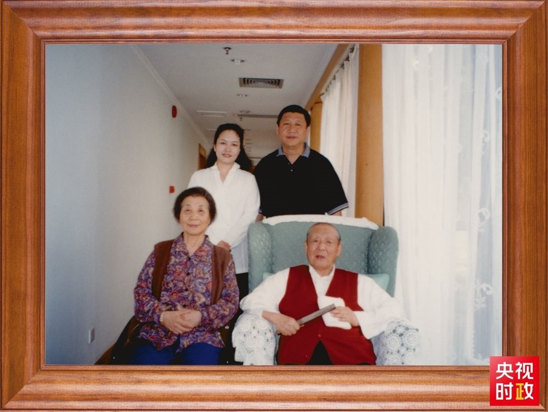 △這是習近平夫婦同父親習仲勛、母親齊心的合影。這張照片第一次出現(xiàn)在他的書架上。