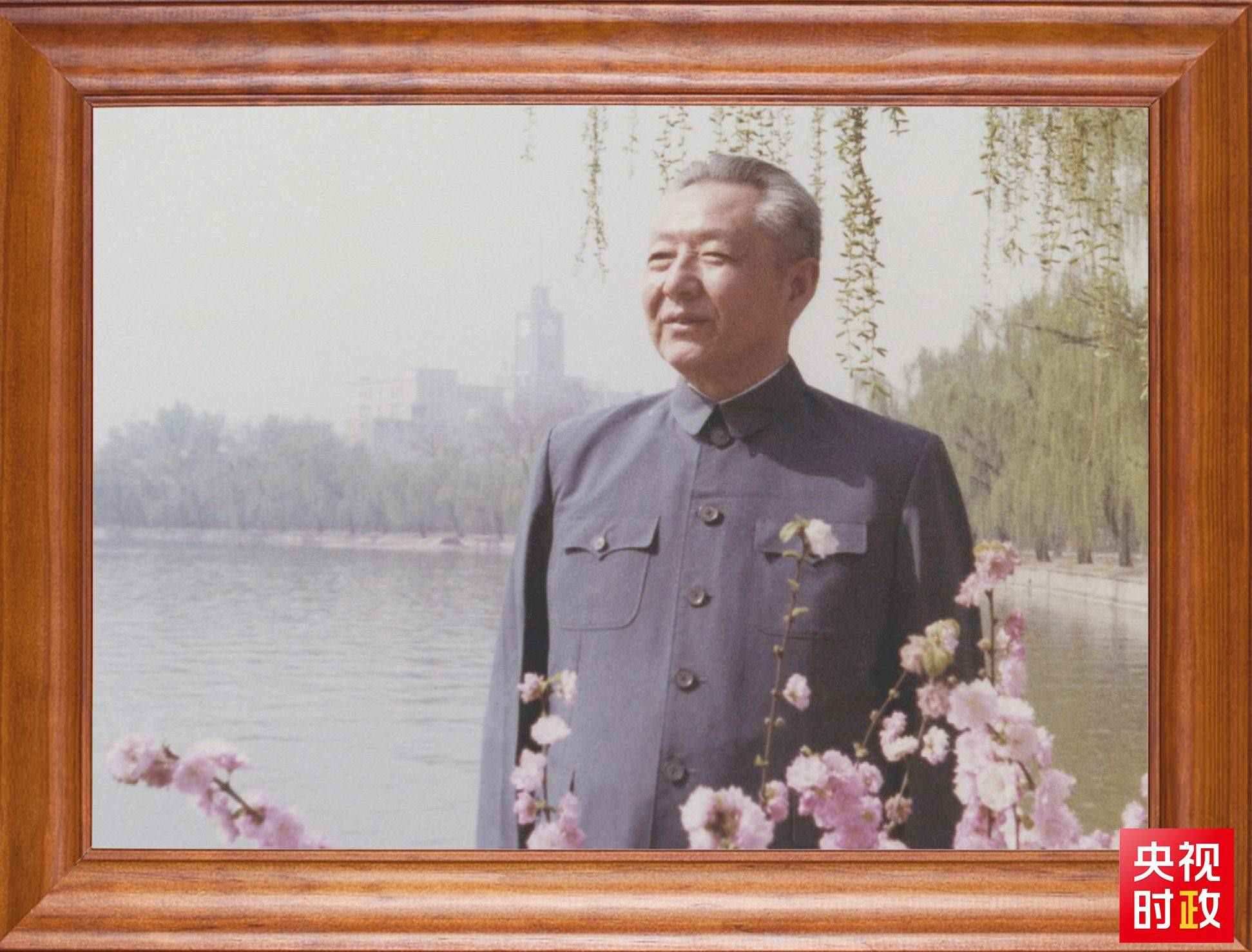 △這是習近平父親習仲勛同志的照片。2023年10月15日，是習仲勛同志誕辰110周年紀念日。這張照片第一次出現(xiàn)在他的書架上。