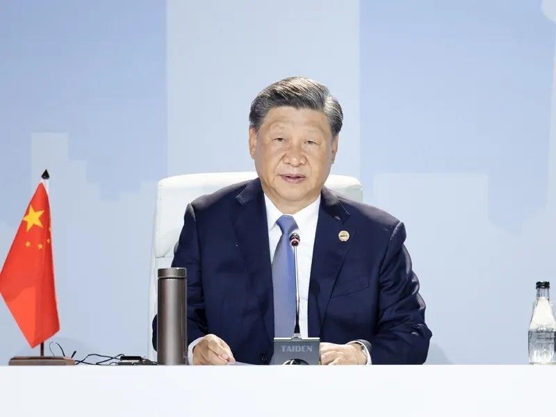 當?shù)貢r間8月24日，習近平主席在南非約翰內斯堡出席金磚國家領導人第十五次會晤特別記者會。