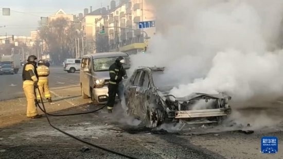 這張俄羅斯緊急情況部12月30日發(fā)布的視頻截圖顯示，在俄羅斯別爾哥羅德市，工作人員在現(xiàn)場救援。新華社發(fā)