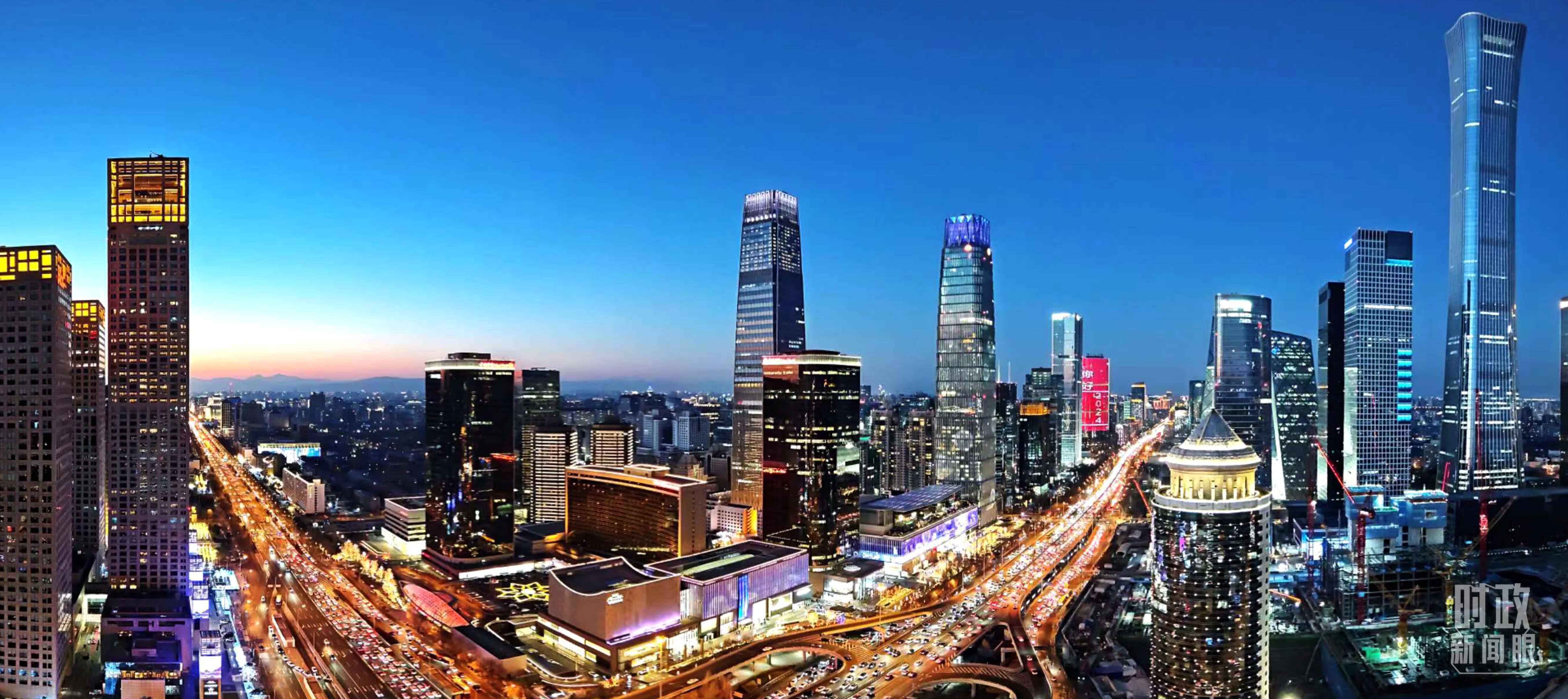 △2023年12月31日，北京CBD商圈。（總臺(tái)央視記者鐘信偉拍攝）