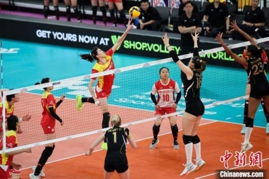 女排世俱杯賽場(chǎng)上，天津渤海銀行女排(紅)對(duì)陣巴西海灘女排(黑)。主辦方供圖
