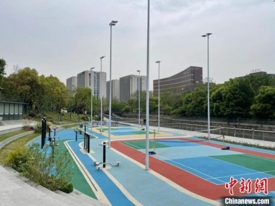 杭州余杭區(qū)一嵌入式體育場(chǎng)地。張煜歡 攝