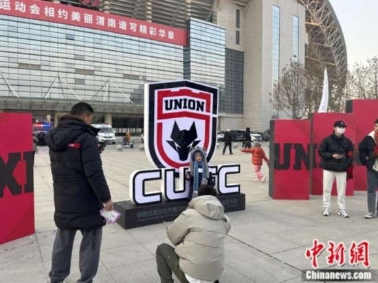 球迷們與隊(duì)徽合影。記者 卞立群 攝