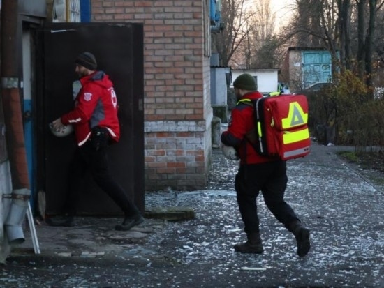  2023年11月25日，烏克蘭紅十字會(huì)救援人員在基輔市一棟遭空襲的居民樓實(shí)施清理和救助工作。新華社發(fā)（羅曼·佩圖什科夫攝）