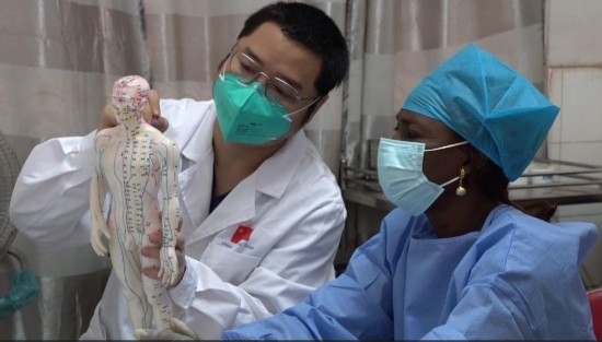 嘉興市中醫(yī)醫(yī)院郝亞波給當?shù)刂种v解中醫(yī)經(jīng)絡。新華社發(fā)