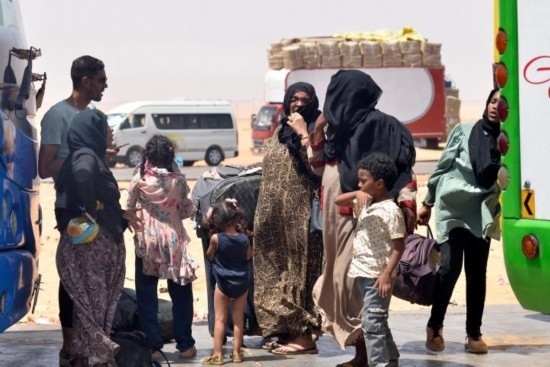  2023年4月27日，在埃及南部與蘇丹交界的阿爾根邊境口岸，人們離開蘇丹進(jìn)入埃及境內(nèi)。新華社發(fā)（拉德萬(wàn)攝）