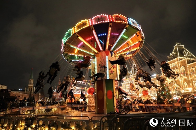 位于莫斯科紅場(chǎng)中央的“古姆”新年集市。人民網(wǎng)記者 隋鑫攝