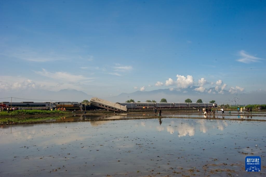 ?這是1月5日在印度尼西亞西爪哇省拍攝的列車相撞事故現(xiàn)場。新華社發(fā)（塞提安賈爾攝）