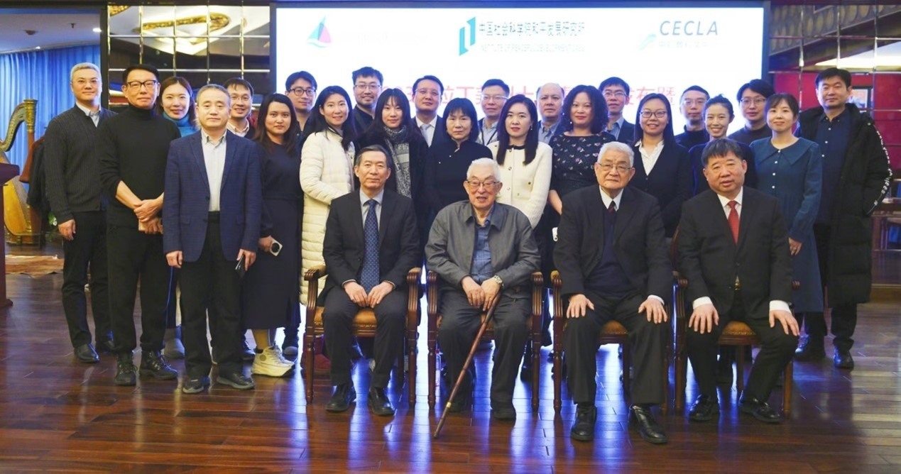 與會專家學者舉行合影。主辦方供圖