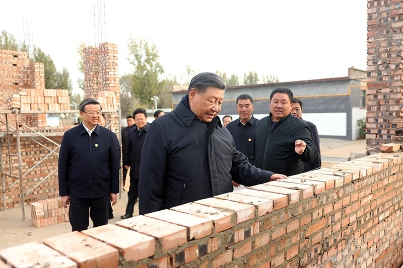 2023年11月10日，習(xí)近平總書記在河北保定涿州市刁窩鎮(zhèn)萬全莊村房屋重建施工現(xiàn)場考察。