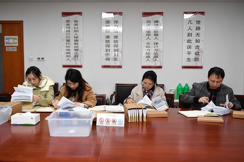 2020年1月8日，浙江寧波市北侖區(qū)紀委工作人員在檢查北侖區(qū)大數(shù)據(jù)發(fā)展管理中心2019年的公款消費票據(jù)，查找是否存在違規(guī)問題。