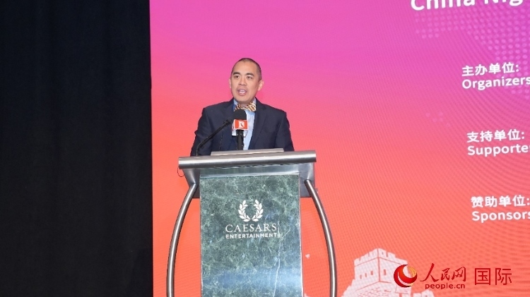 內(nèi)華達州副州長辦公室幕僚長魯?shù)稀づ撩鲌D安在論壇致辭。人民網(wǎng)記者 鄧圩攝