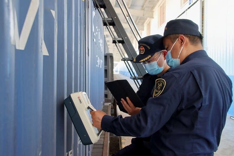 海關(guān)關(guān)員使用手持式輻射探測儀對中老鐵路入境貨物進(jìn)行檢測。張釋巍攝