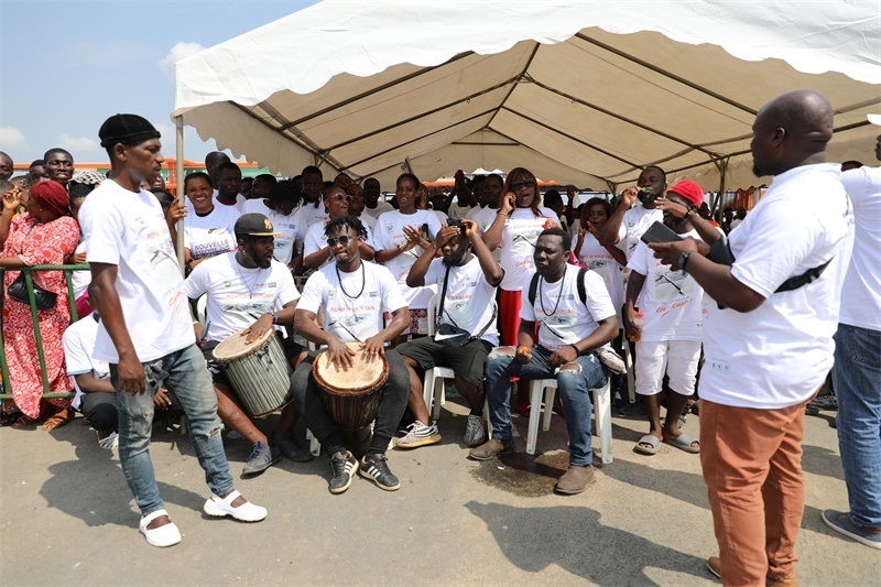 當?shù)孛癖姂c祝通車。中建國際中西非公司供圖。