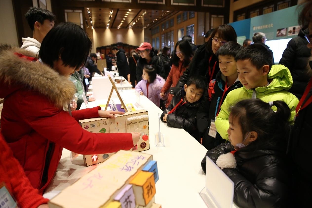 學(xué)生現(xiàn)場演示科創(chuàng)作品。主辦方供圖