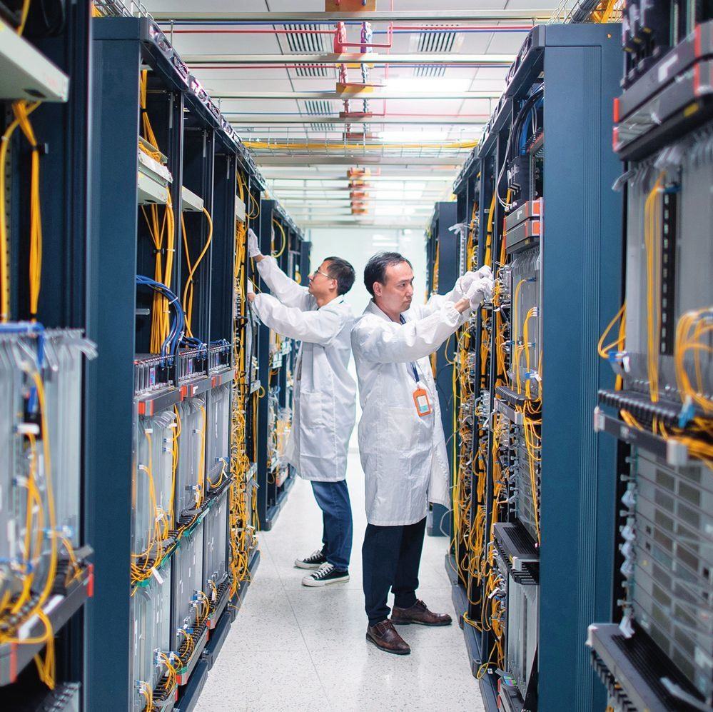 在位于武漢中國光谷的光電器件研發(fā)制造商——武漢光迅科技股份有限公司生產(chǎn)車間內(nèi)，技術人員在光模塊生產(chǎn)線作業(yè)（2023年4月11日攝）。程敏攝/本刊