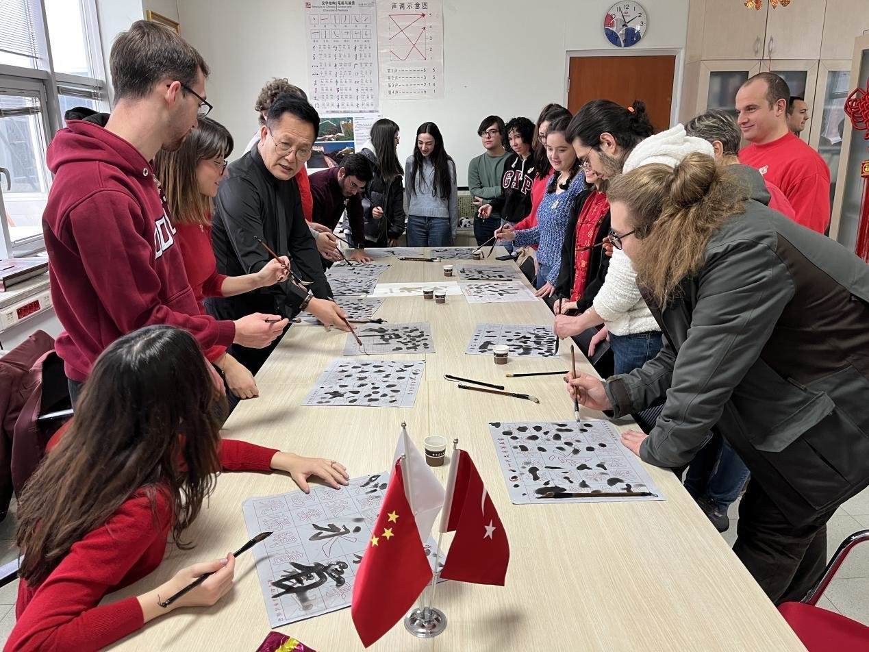 學(xué)生體驗書法。中東技術(shù)大學(xué)孔院供圖