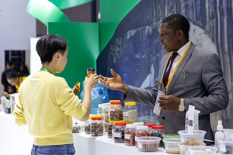 △2023年11月7日，在進(jìn)博會(huì)國(guó)家館尼日利亞館，展商介紹尼日利亞產(chǎn)品。