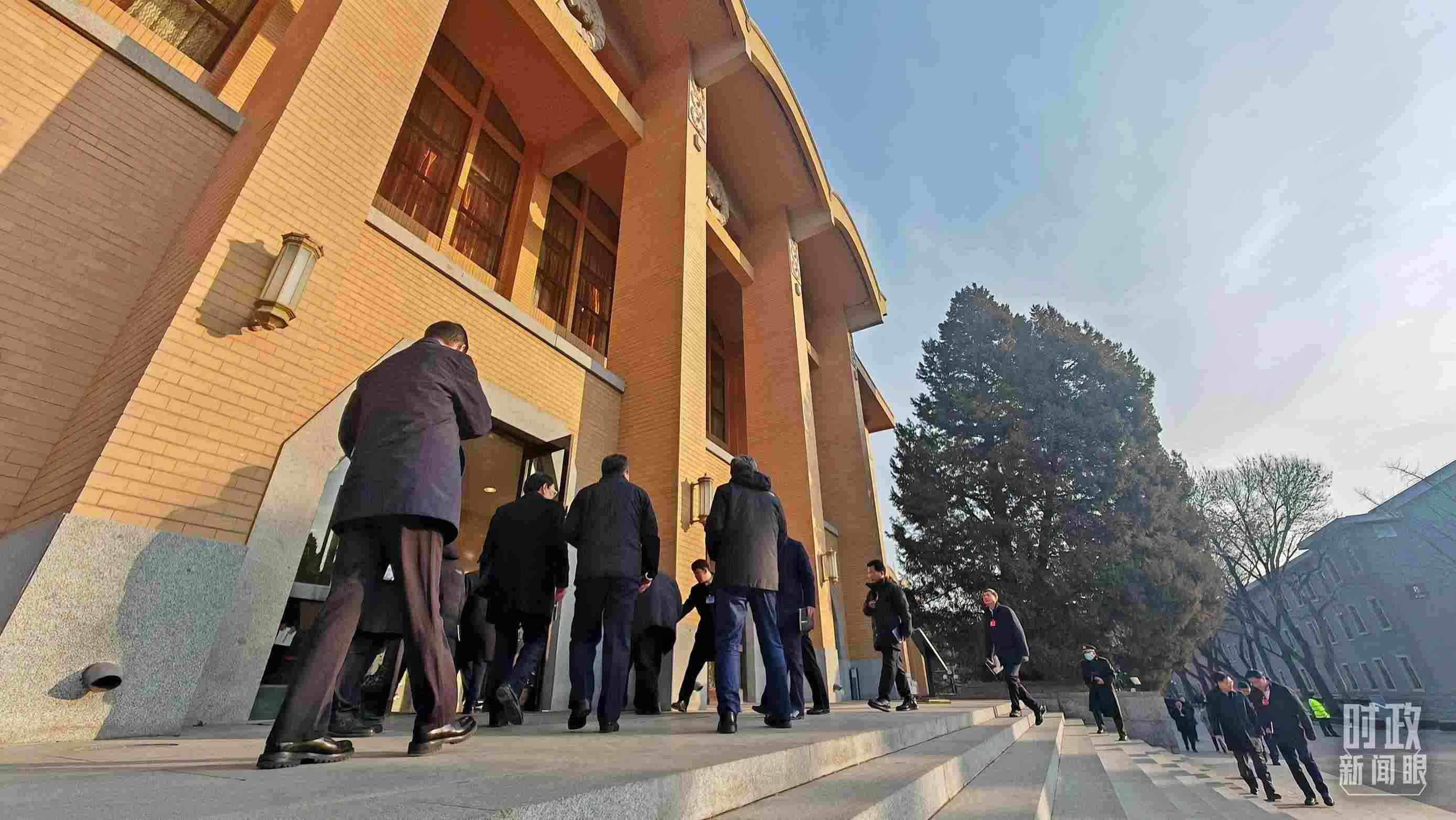 △省部級主要領(lǐng)導(dǎo)干部推動金融高質(zhì)量發(fā)展專題研討班的學(xué)員們正在進入會場。（總臺央視記者王策拍攝）