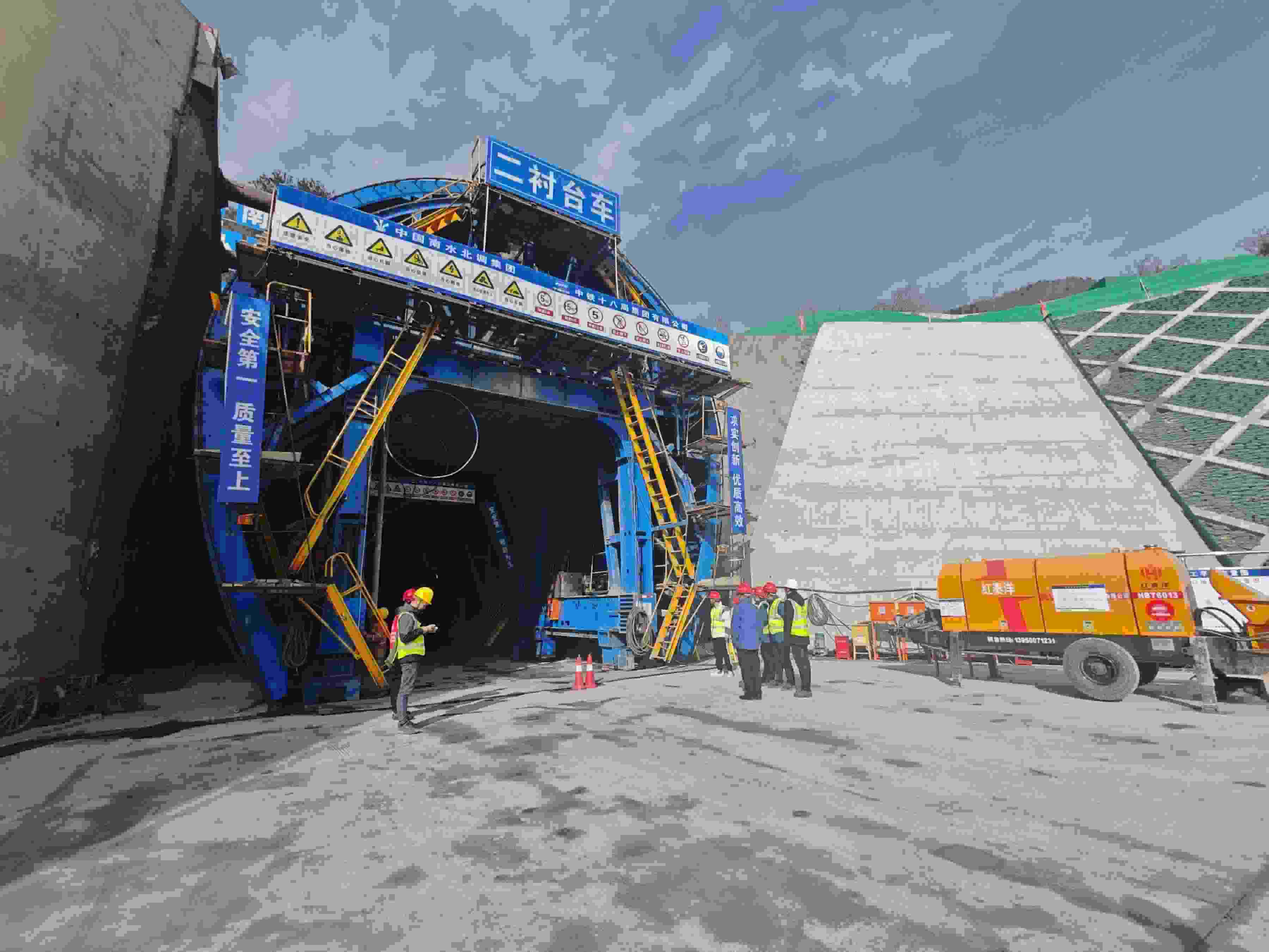 湖北省襄陽市?？悼h馬良鎮(zhèn)的引江補漢工程輸水隧洞8號平洞施工現場。受訪者供圖