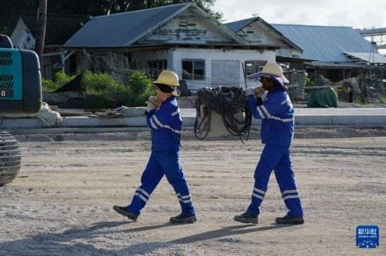 1月18日，工作人員在瑙魯艾沃港碼頭升級(jí)改造項(xiàng)目工地工作。新華社記者 王申 攝