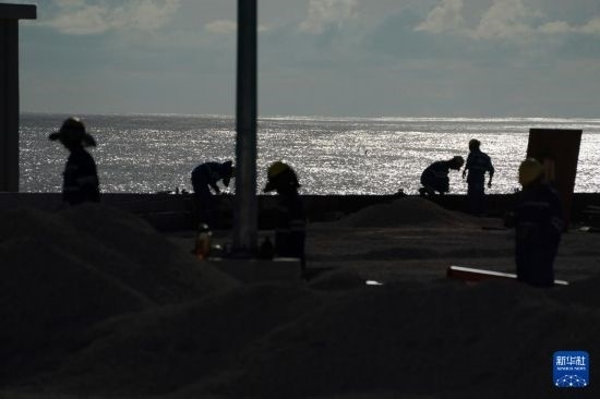 1月18日，工作人員在瑙魯艾沃港碼頭升級(jí)改造項(xiàng)目工地工作。新華社記者 王申 攝