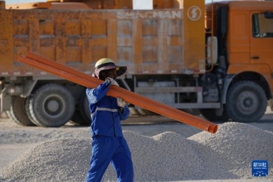 1月18日，工作人員在瑙魯艾沃港碼頭升級(jí)改造項(xiàng)目工地工作。新華社記者 王申 攝