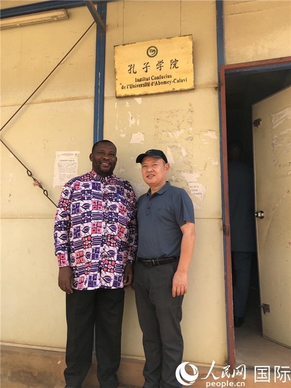 中方院長(zhǎng)趙華修和貝方院長(zhǎng)于連合影。人民網(wǎng)記者 黃培昭攝